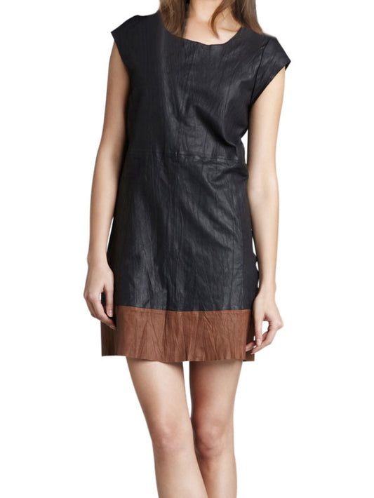 Robe en cuir subtil à ourlet contrasté