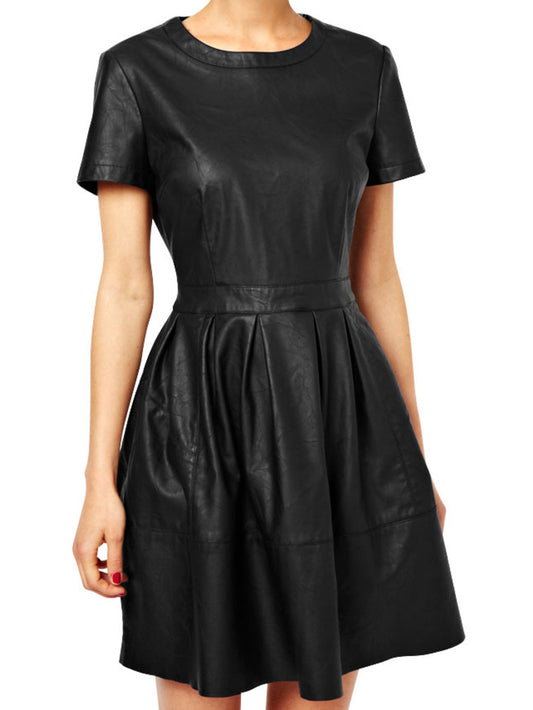 Robe en cuir à hanches évasées