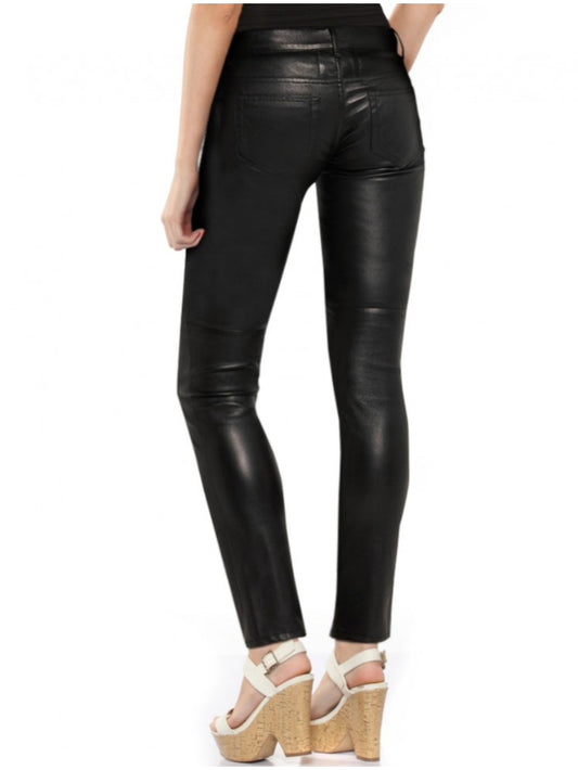 Enge schwarze Lederhose