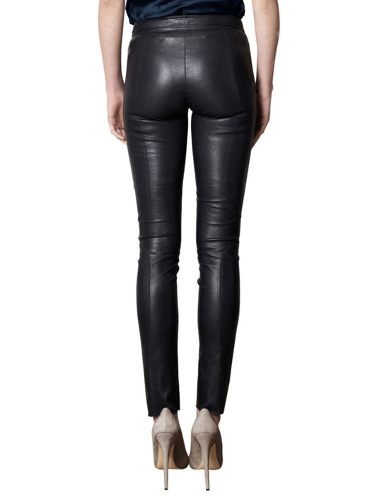 Enge, figurbetonte Lederhose