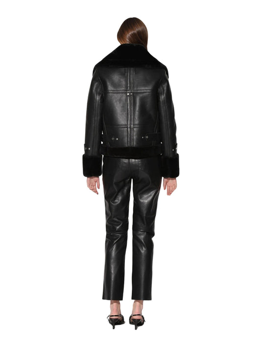 Veste en cuir sophistiquée et éclatante